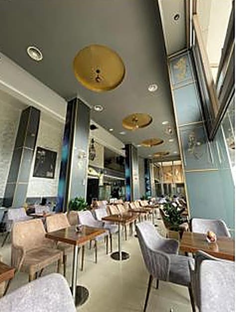Salle chaleureuse du Café Vogue